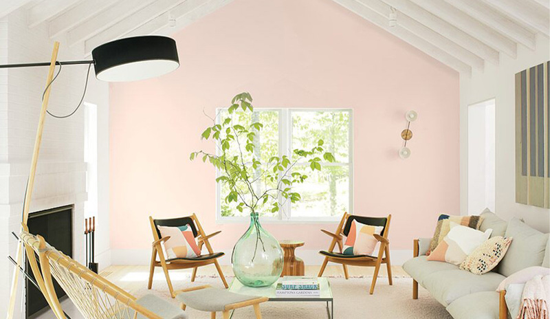 Sala de estar vibrante con techos con vigas blancas y una pared decorativa pintada de rosa claro Sala de estar vibrante con techos con vigas blancas y una pared decorativa pintada de rosa claro
