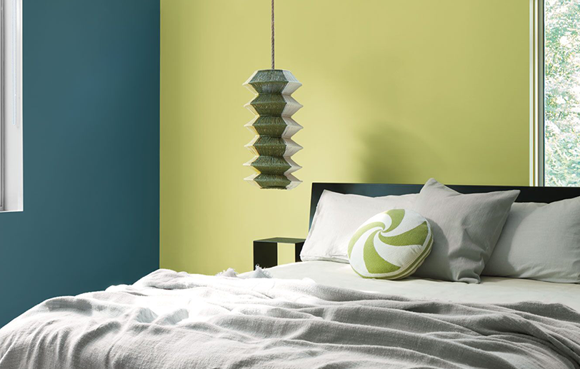 Dormitorio con paredes en Lilianna CSP-855, un amarillo-verde, y Stained Glass CSP-685, un azul